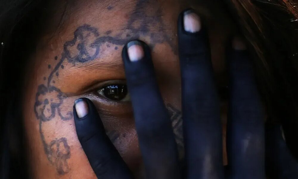 Están Confinados o Sufia el Destierro por Los Grupos Armados