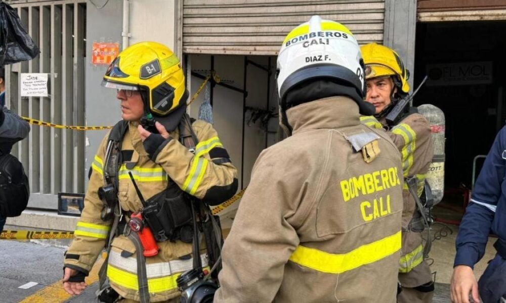 Varios Vehículos Ubicados en El Parquereadero Terminaron Envueltos por Las Llamas