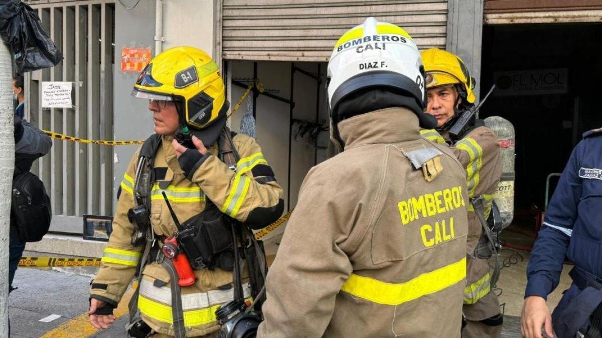 Varios Vehículos Ubicados en El Parquereadero Terminaron Envueltos por Las Llamas