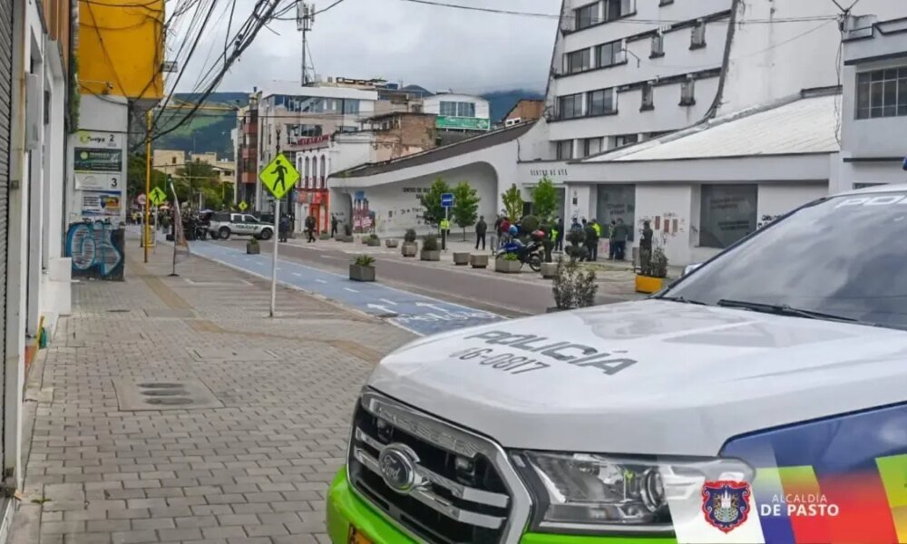 Los Interrogantes, Trasisión de Patrulla de Policía Contra Carro Con Prendas de Ejército: Sus Ocupantes Huyon
