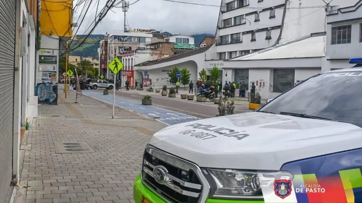 Los Interrogantes, Trasisión de Patrulla de Policía Contra Carro Con Prendas de Ejército: Sus Ocupantes Huyon