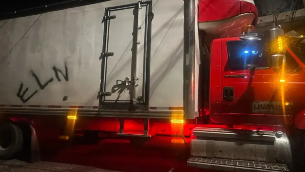 REABREN EL PASO EN LA VIA A BUENAVENTURA, Tras Cilindro e Incineraciód de Caban de Tres Tractomulas por El Eln
