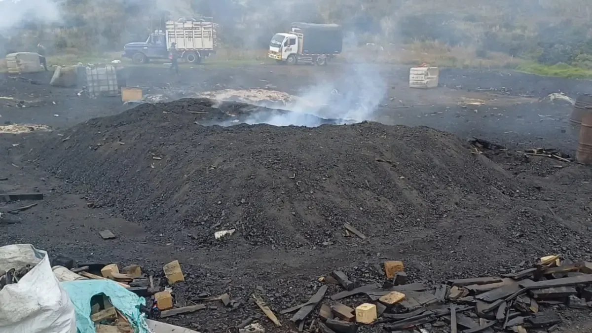 CAR IntervineS en Predio de Soacha Por Quemas Ilegales para Producir Carbón: Comunidad Denuncia Daño Ambiental