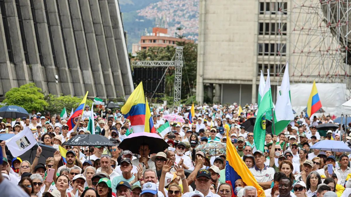 Protesta Multitudinaria en la Alpujarra en Rechazo del Acto Público del Presidente Gustavo Petro en Medellín