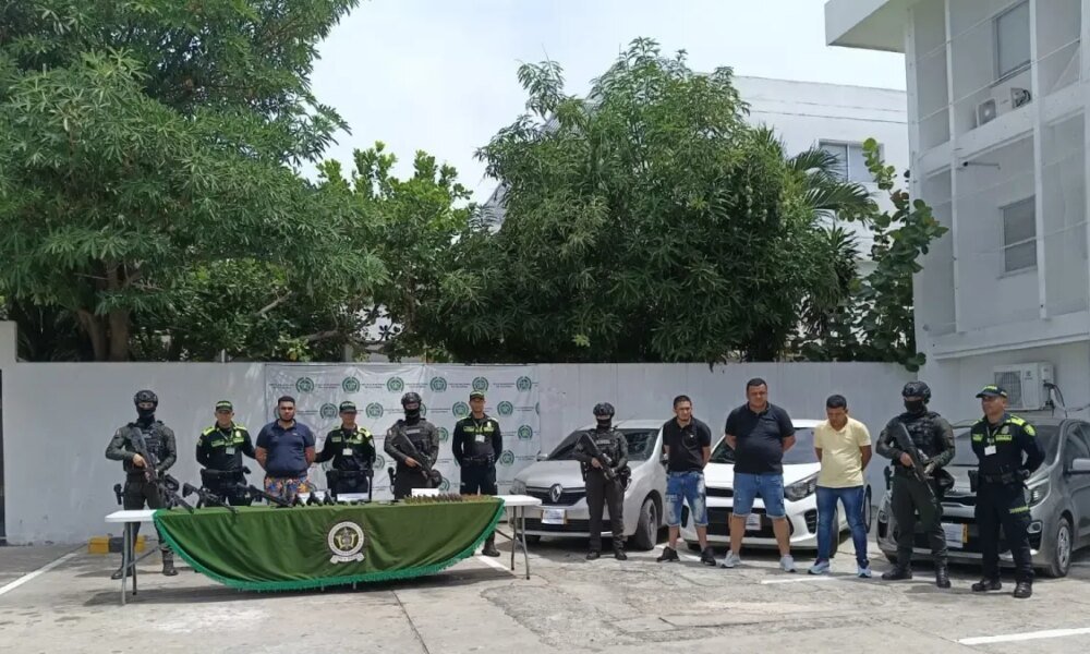 CAPTURAN A CUATRO HOMBRES EN BARRANQUILE CON FUSILES DE GUERRA Y CARROS ROBADOS EN EL