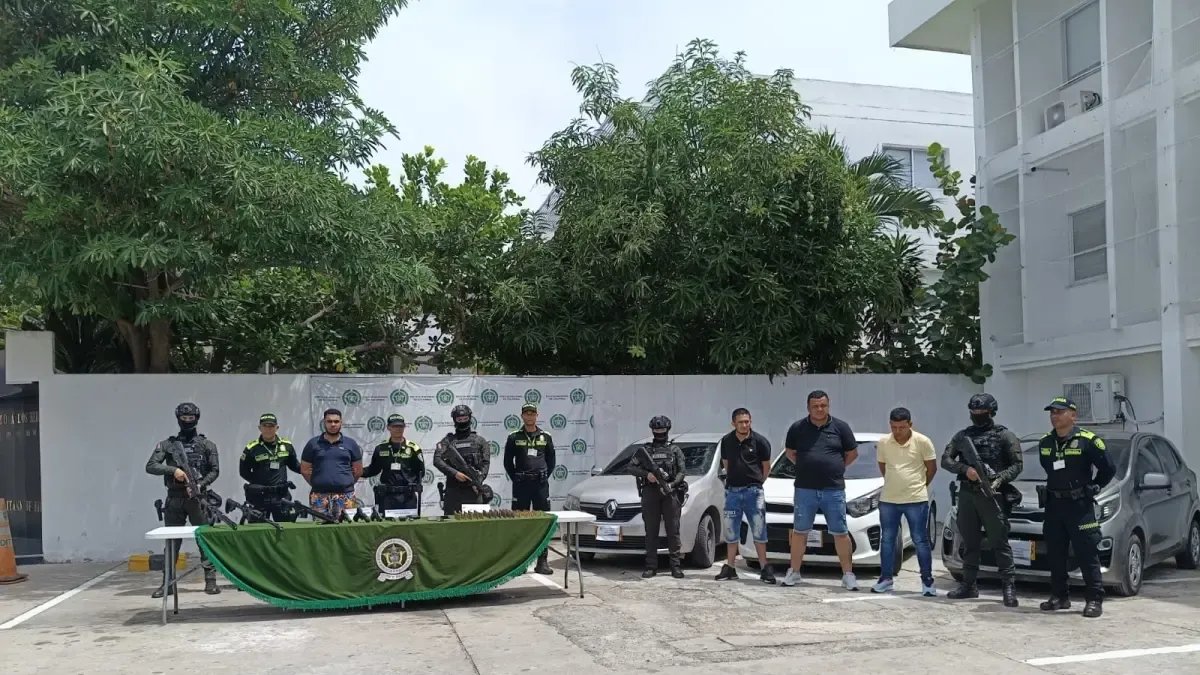 CAPTURAN A CUATRO HOMBRES EN BARRANQUILE CON FUSILES DE GUERRA Y CARROS ROBADOS EN EL