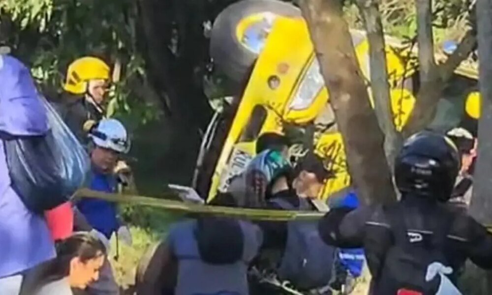 Bus se volcó y una persona murió; Hay más de una docena de heridos