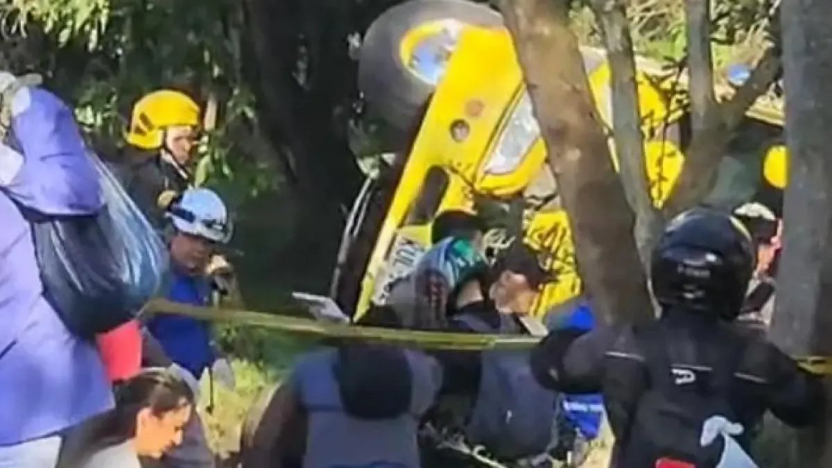 Bus se volcó y una persona murió; Hay más de una docena de heridos