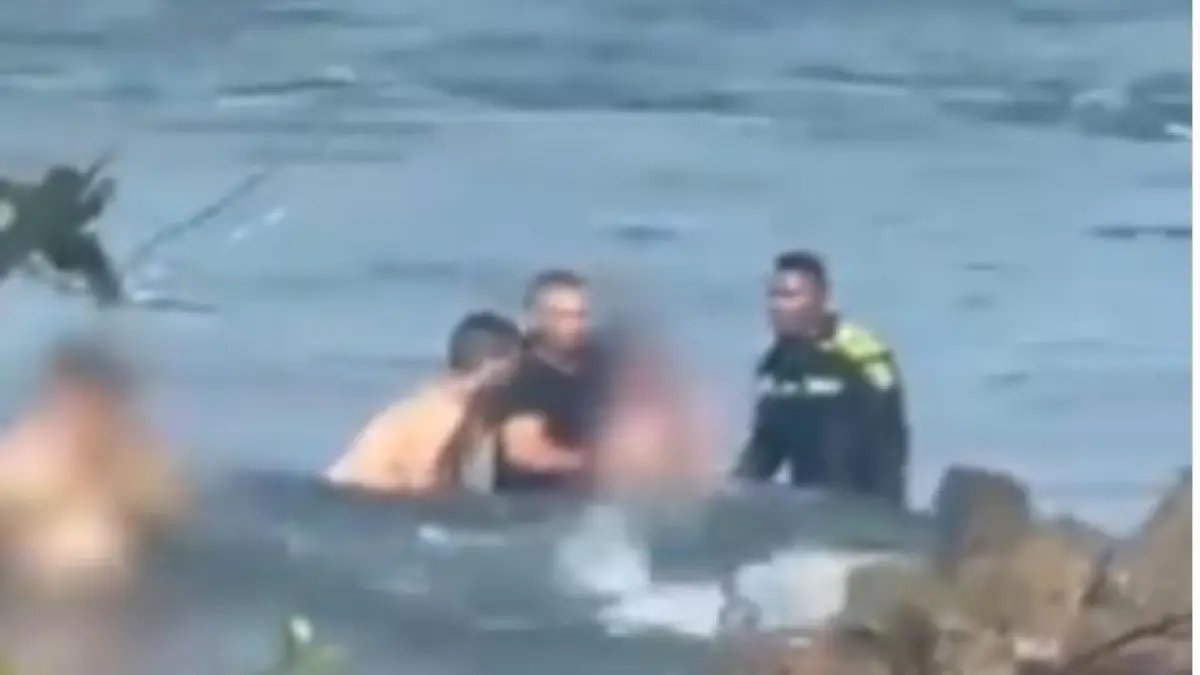 Agente de Policía Arriesgó Su Vida Al Lanzarse Al Mar Para Rescatar A Un Padre y Su Hija en El Chocó