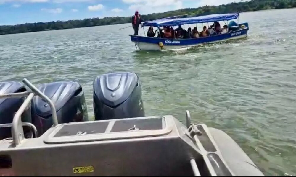 Hombres armados los interceptaron en el mar y robaron su embarcación