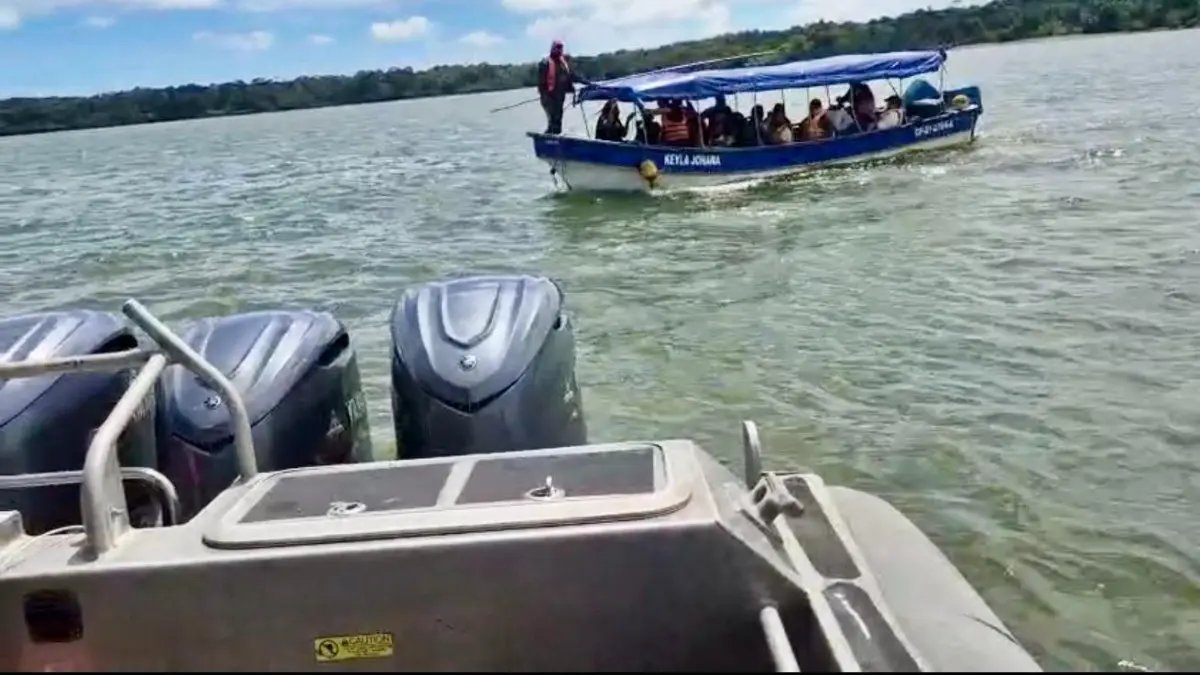 Hombres armados los interceptaron en el mar y robaron su embarcación