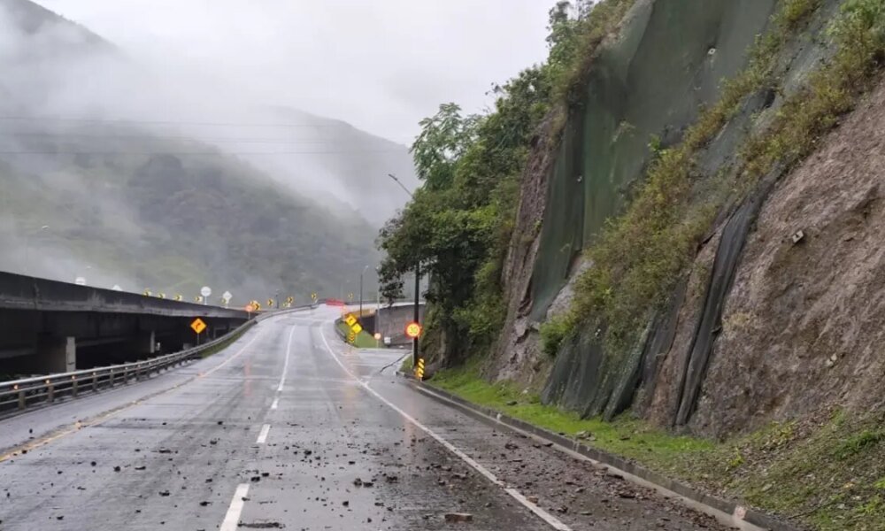 Vía Bogotá - Villavicencio Permanece Cerrada en Varios Tramos por Fuertes Lluvias y Caída