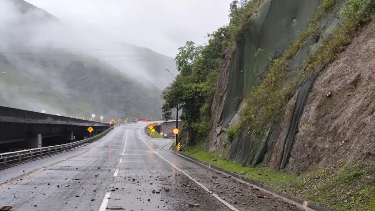 Vía Bogotá - Villavicencio Permanece Cerrada en Varios Tramos por Fuertes Lluvias y Caída