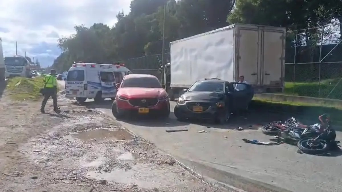 Informe Grave Accentione Entre Dos Carros, una Moto y un Camión en Fontibón, en el Occidenté de Bogotá