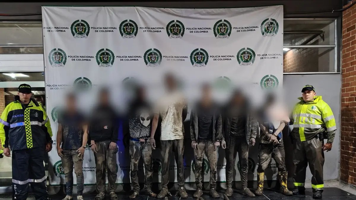 Siete Personas Fueron Capturadas Cuando Extraía Fibra Óptica en Estación de Transmilenio