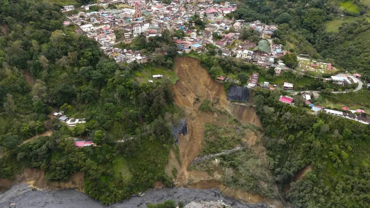 Evacúan A Familias en Riesgo por Deslizamiento en Perí Metro Urbano de Quetame, en el Oriente de Cundinamarca