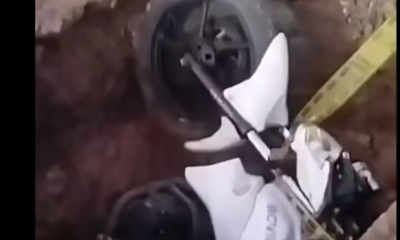 Guarda de Tránsito que iBa en Moto Cayó en un gran hueco de una calle donde arreglaban acueducto en cali