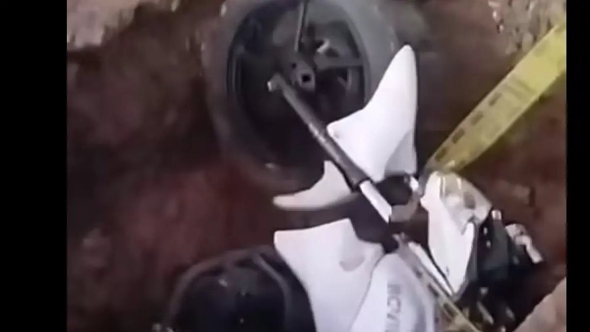 Guarda de Tránsito que iBa en Moto Cayó en un gran hueco de una calle donde arreglaban acueducto en cali