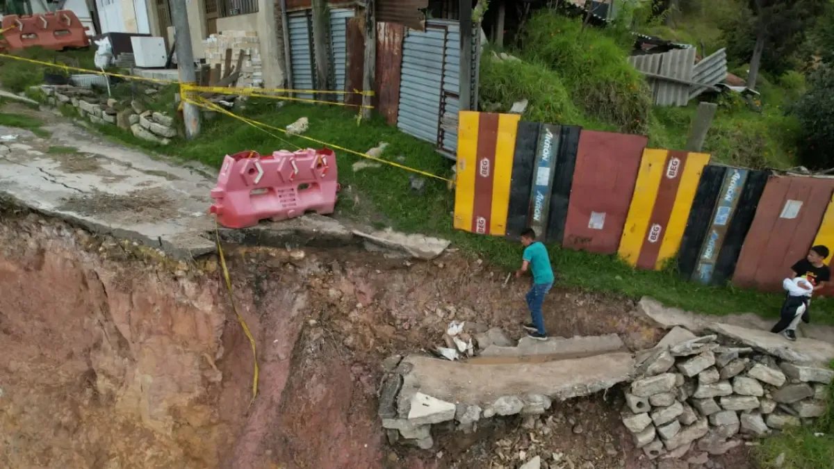 El Barrio que Podría ser Arrasado por una Montaña que se Cae a PedaAzos en el Sur de Bogotá