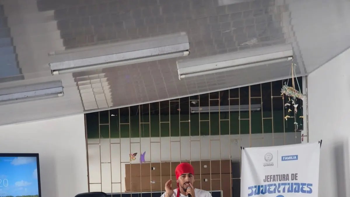 Joven reclutado por bandas a los 13 años recorre colegios del quindio con arte para evitar que niños terminen en Crimen