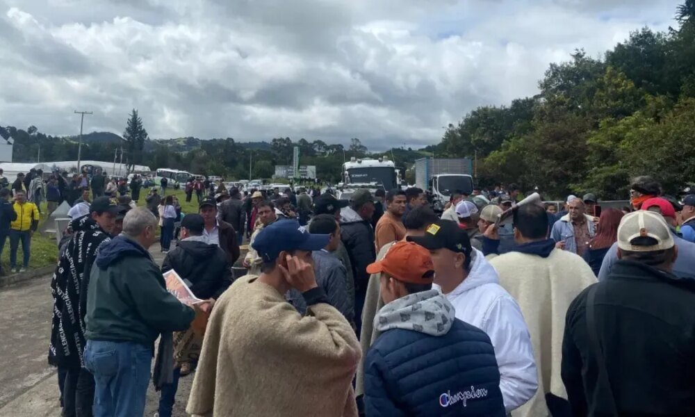 OTRA 'PAPA CALIENTE' PARA EL GOBIERNO: PAPICULTORES DE CUNDINAMARCA, BOYACÁ, ANTRIOQUIA Y MÁS DEFAMENOS DE ASAMBLEA SE TOMAN LA VIA TUNJA
