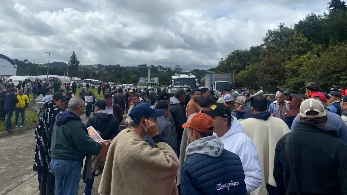 OTRA 'PAPA CALIENTE' PARA EL GOBIERNO: PAPICULTORES DE CUNDINAMARCA, BOYACÁ, ANTRIOQUIA Y MÁS DEFAMENOS DE ASAMBLEA SE TOMAN LA VIA TUNJA