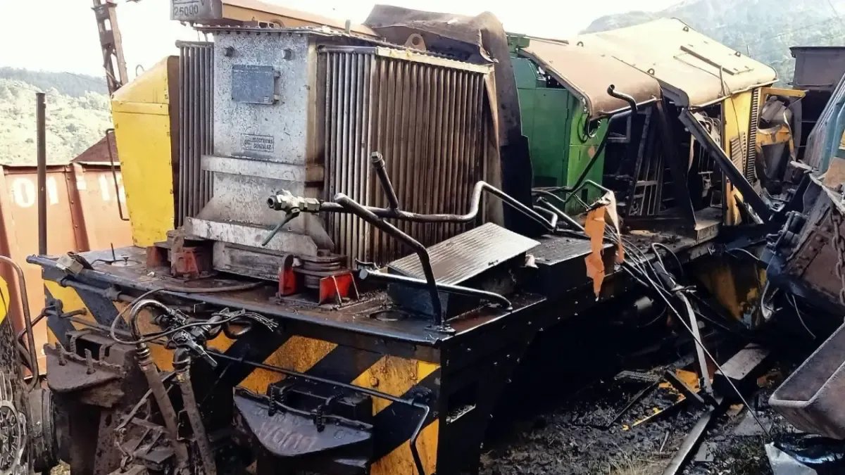 Locomotora Con Vagonetas Chocó Contra Un Tren Cargado Con Mineral de Hierro
