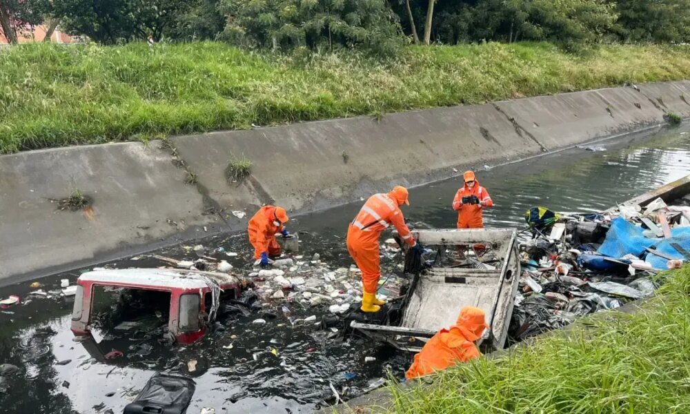 Hasta Carcasas de Carros Encontraron en el Canal Los Ángeles de Engativá
