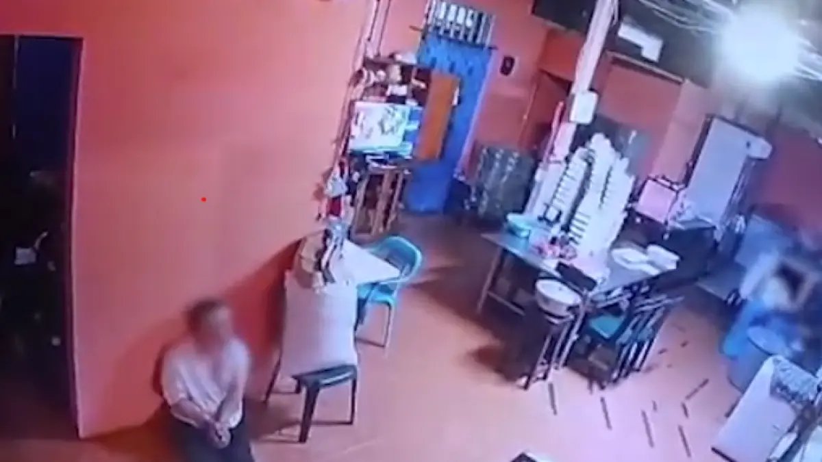 La Captura de Película de Cuatro Ladrones Grabados por Cámaras en Un Restaurte de Candelaria, Valle: 'UNA Patrullera Fue Valiente'