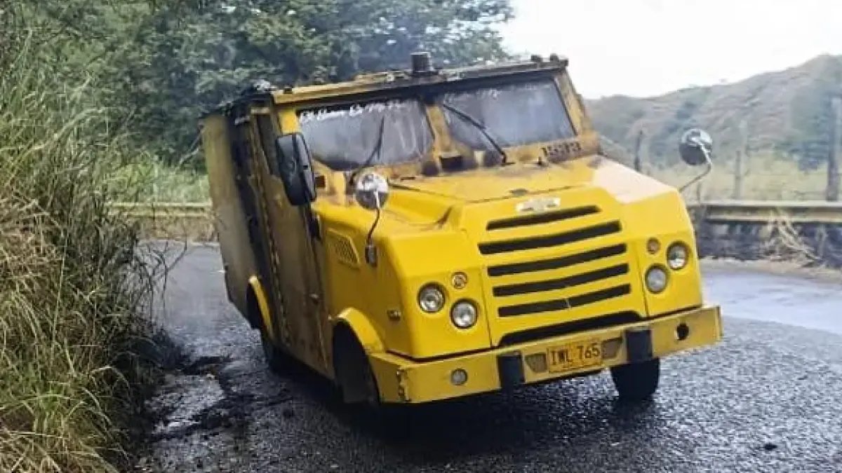 El Bloqueo de Seguridad de Un Carro de Valores que Andaba en El Norte del Valle, Evitó que Hombres Armados IRiaran El Dinero que había en su Interior