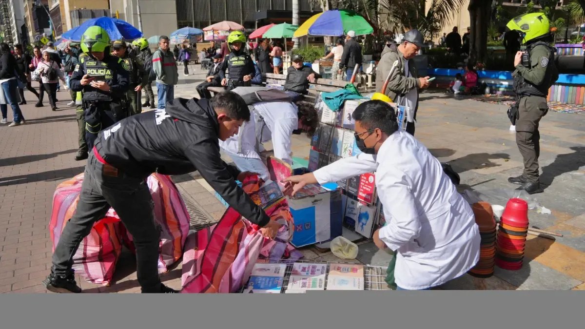 Consultorios de Carretas Con Odontológicos Ilegales en Pleno Centro de Bogotá
