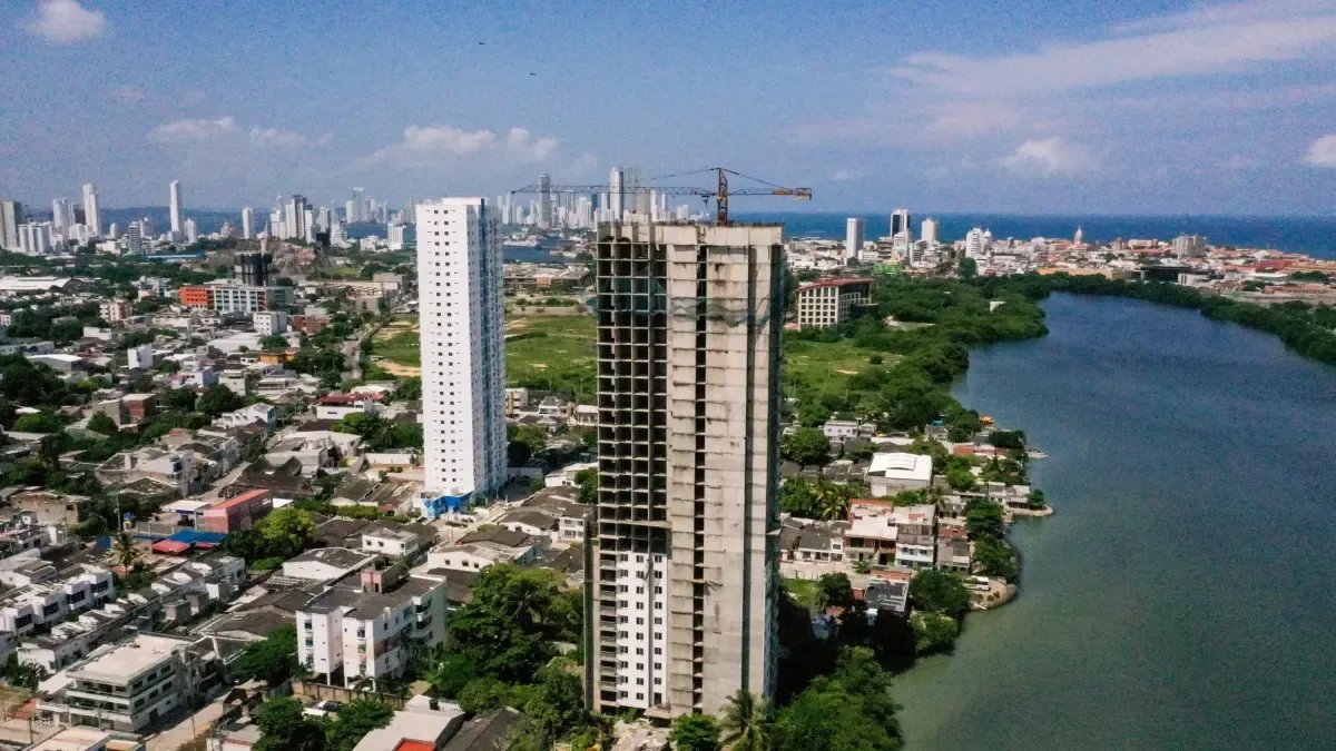 Alcaldía de Cartagena se compromete un culminar obra del edificio lagos del cabras en las tóricas, que tiene en vilo a más de 78 Familias de compradores