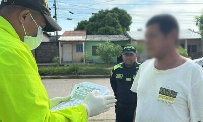 El atrenador que se apravechaba de los niños para abusarlos sexualmento; La Mamá de Uno de Ellos lo vio Mientras intentaba apresurada