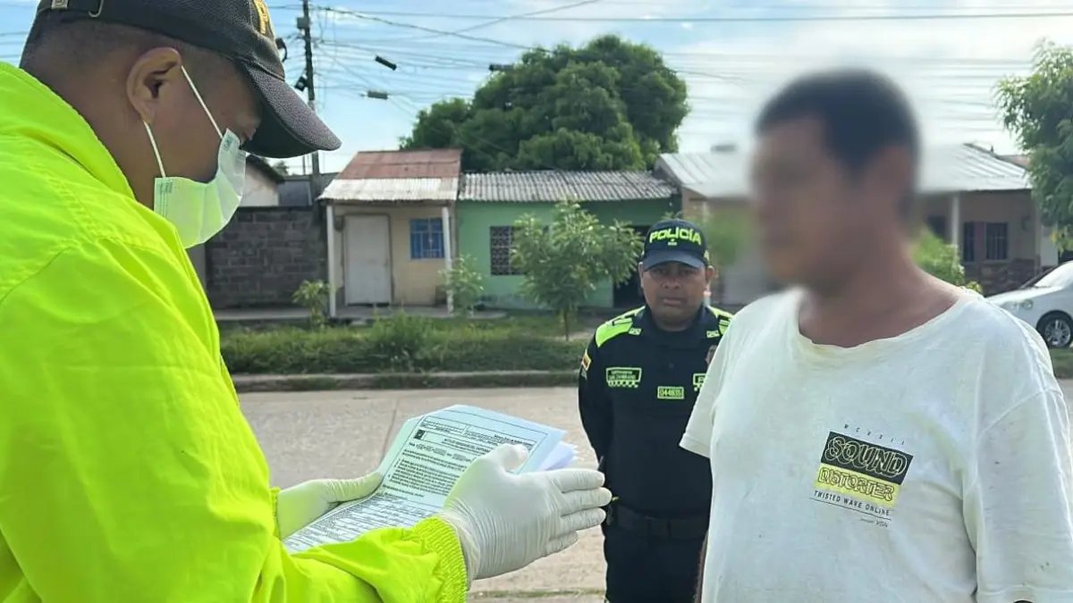 El atrenador que se apravechaba de los niños para abusarlos sexualmento; La Mamá de Uno de Ellos lo vio Mientras intentaba apresurada