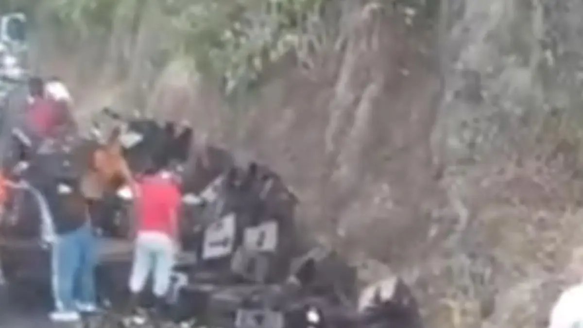 Camión de Cerveza Tras Tras Grave Accidente en el Alto de la Línea: Las Imágenes Generaron Rechazo en Redes Sociales