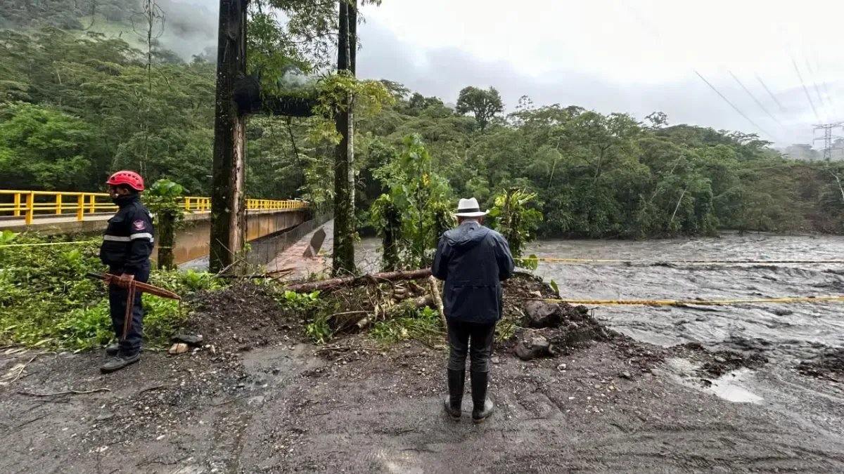 Lleva 12 Días Incomunicado Por Tierra