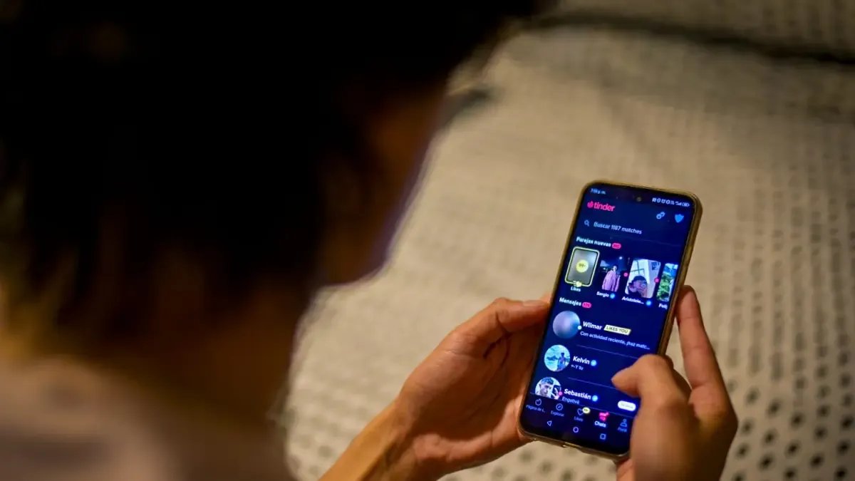 ASI OPERAN LOS ESTAFADORES EN APLICACIONES DE CITAS