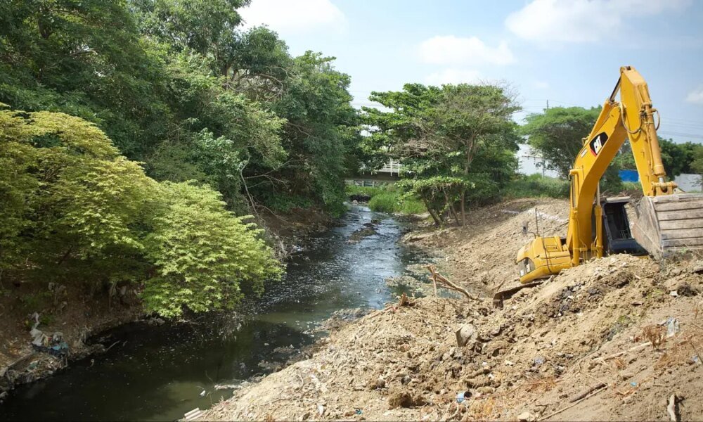 Inicia la Limpieza de 4 Kilómetro del Arroyo León para Prevenir Inundaciones y Recuperar El Ecosistema