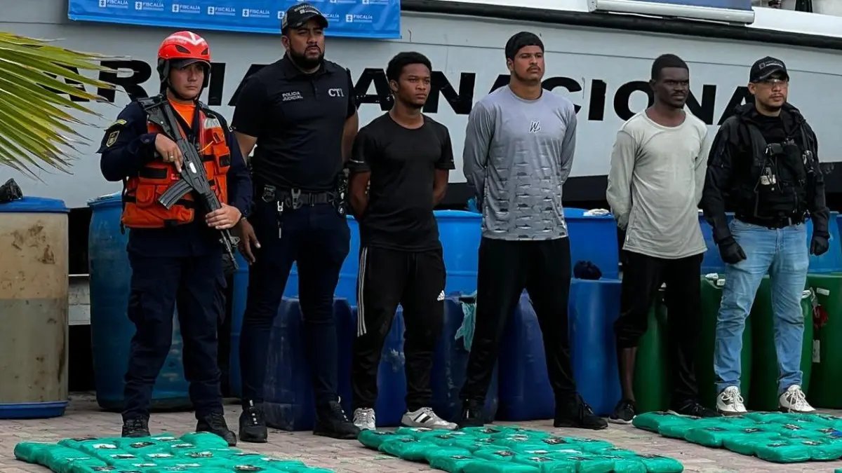 Armada incauta más de 700 kilos de marihuana en el mar Caribe Cerca de Barranquilla y captura A Tres Costarricenses Vinculados al 'Clan del Golfo'