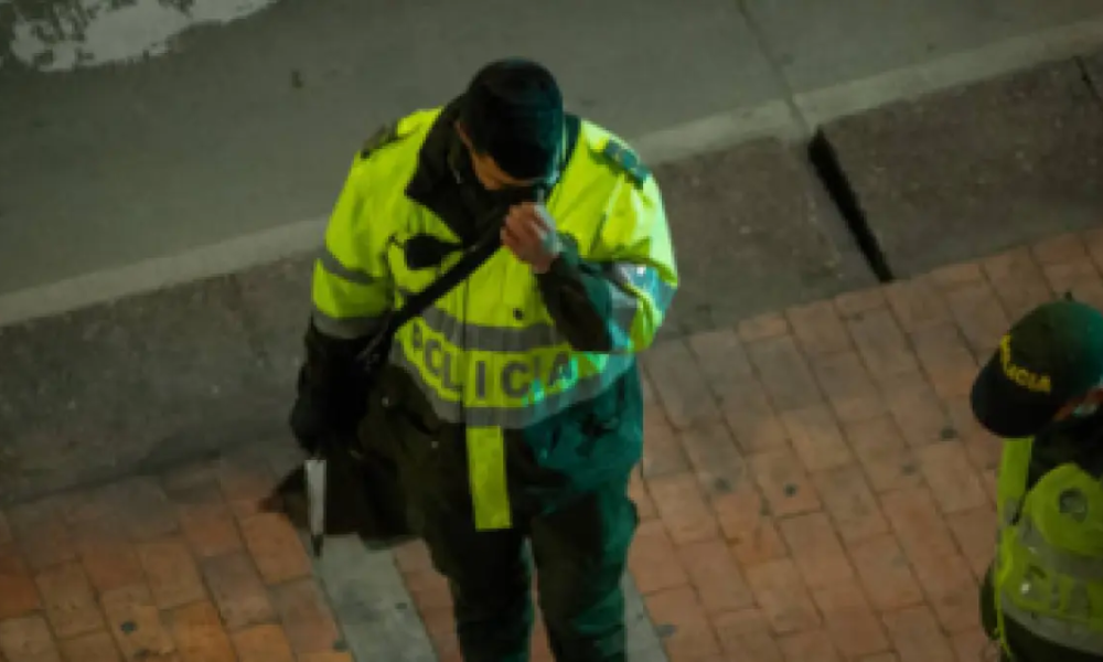 Delincuentes Haciéndosa pasar por Policías Estaría Deteniendo A Jóvenes de Medellín para Engañarlos y Hurtarles Sus Pertenencias: Así Operan