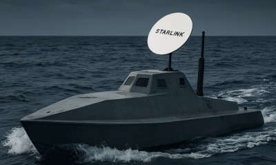 Narcosubmarino gris con antena Starlink navegando en mar abierto bajo cielo nublado