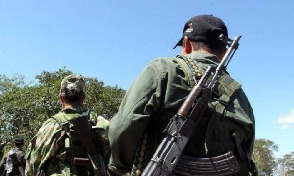 dos jóvenes les dispararon un uniformados en plena calle