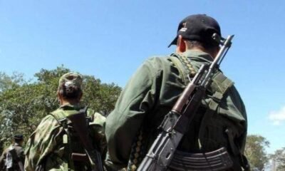 dos jóvenes les dispararon un uniformados en plena calle