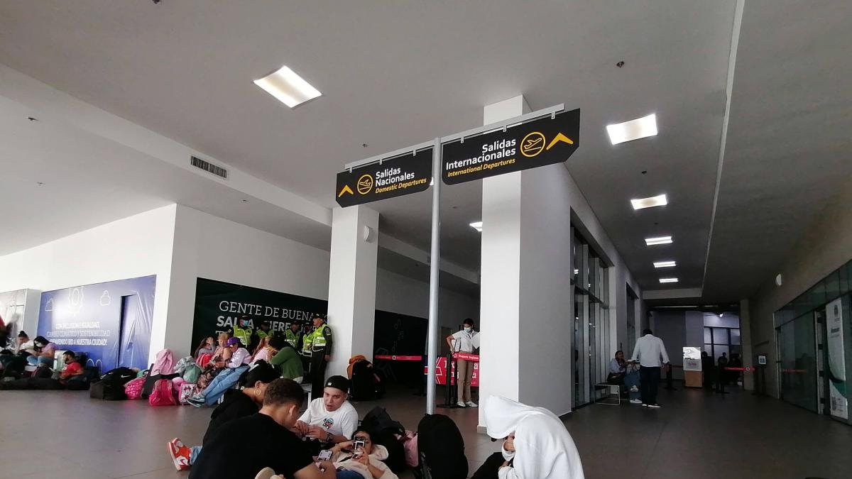 RETRASOS EN LA ENTREGA DE MALETAS EN EL AEROPUERTO ERNESTO CORTIZTOS A CAUSA DE LAS FUERTES LLUVIAS QUE SE RESPORTAN EN BARRANQUILLA Y SURDEDORES