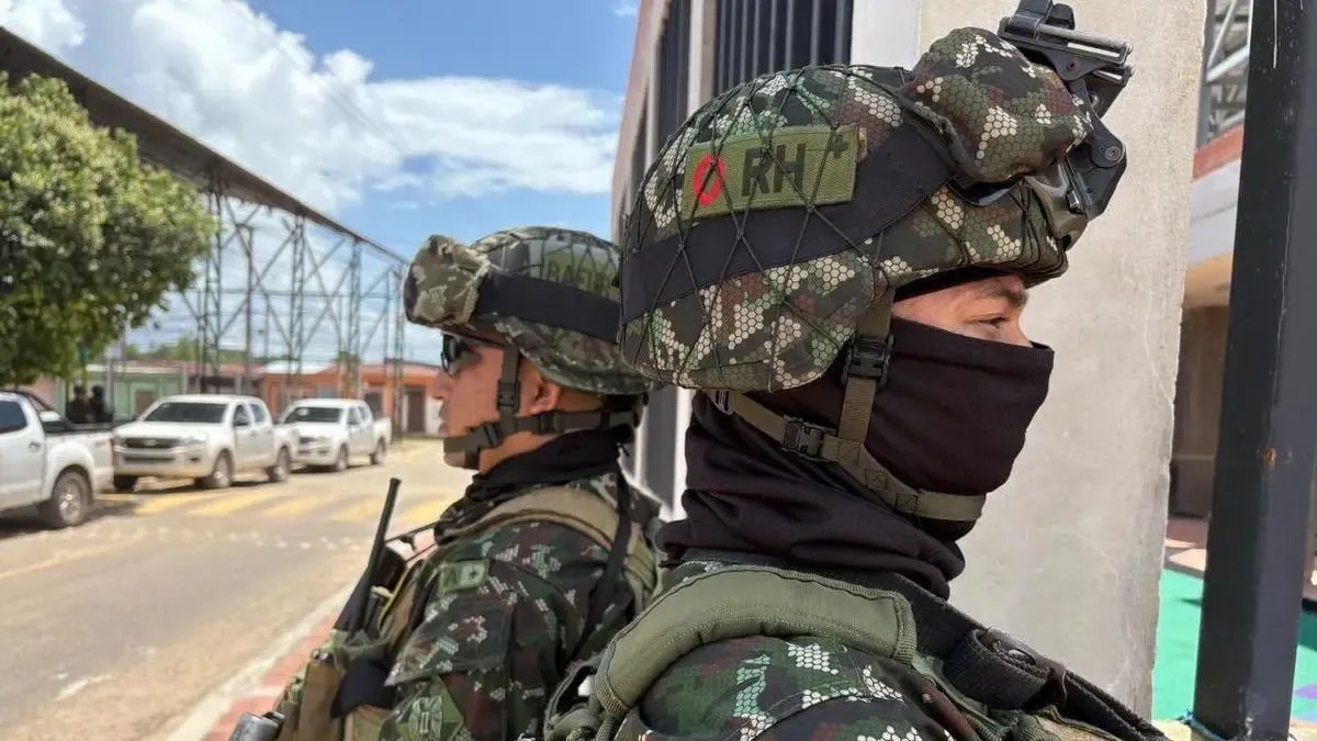 Un explosivo desactivado y ataques armados de manera simultánea contra tropas del ejército