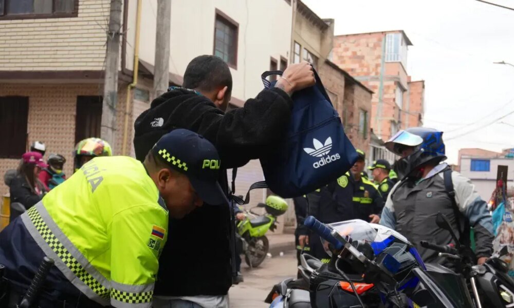 Motociclista Lanzó Explosivo contra Comercios en Kennedy en el Barrio la Chucua