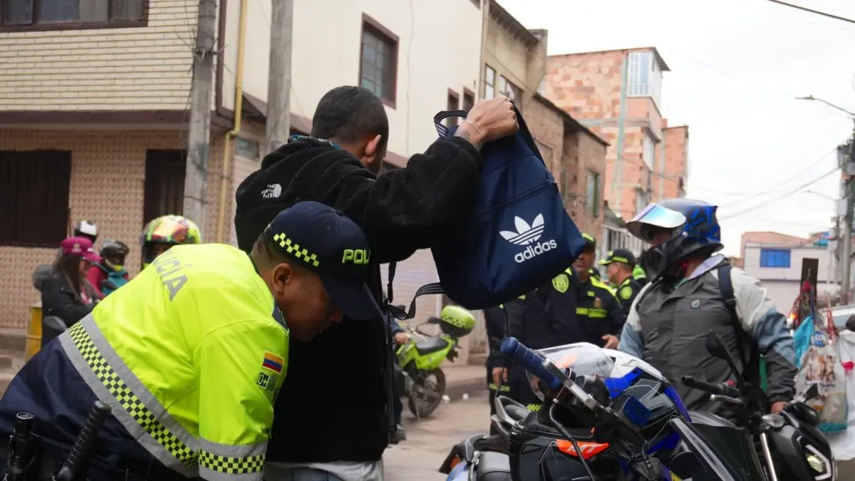 Motociclista Lanzó Explosivo contra Comercios en Kennedy en el Barrio la Chucua