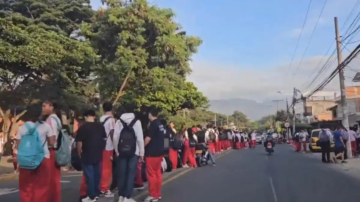 'Ellas Nos Cuidan, No Las Criminalicen': Estudiantes del Colegio Inem Defendieron A Las Madres Comunitarias Tras Polémica Por Cobro en Baños