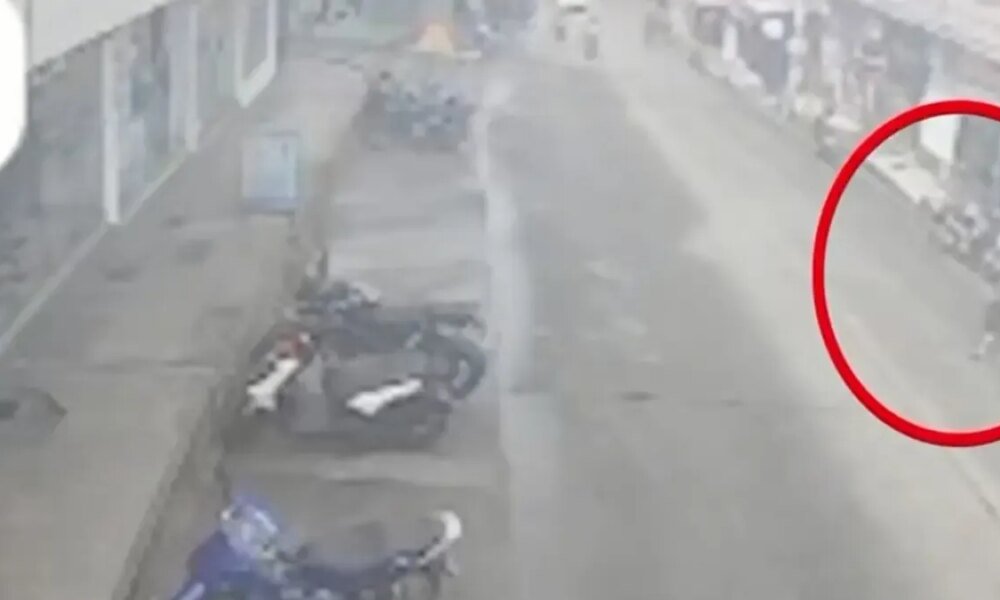 Cámara de Seguridad GrabA el Momento exacto Cuando Motociclista Atropella Un adulto alcalde en Barrancabermeja