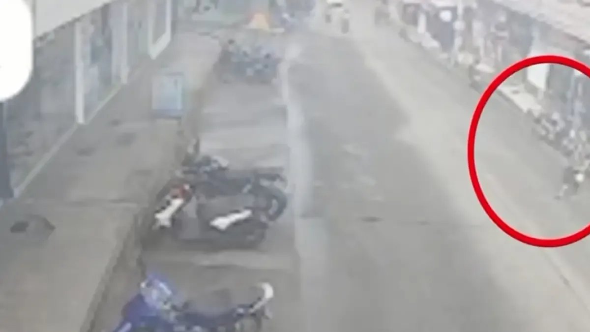 Cámara de Seguridad GrabA el Momento exacto Cuando Motociclista Atropella Un adulto alcalde en Barrancabermeja